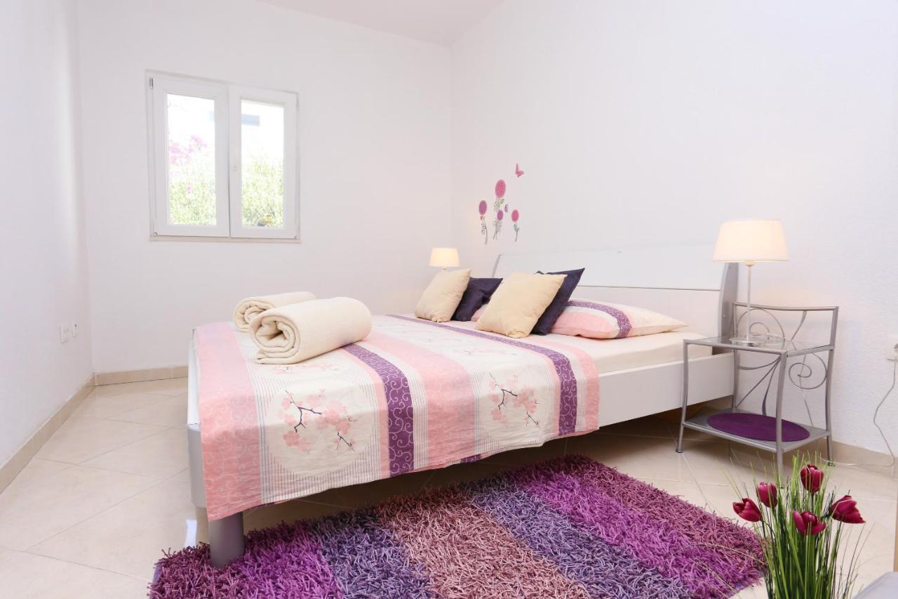 Apartments By The Sea Seget Vranjica, Trogir - 10328 Exterior foto